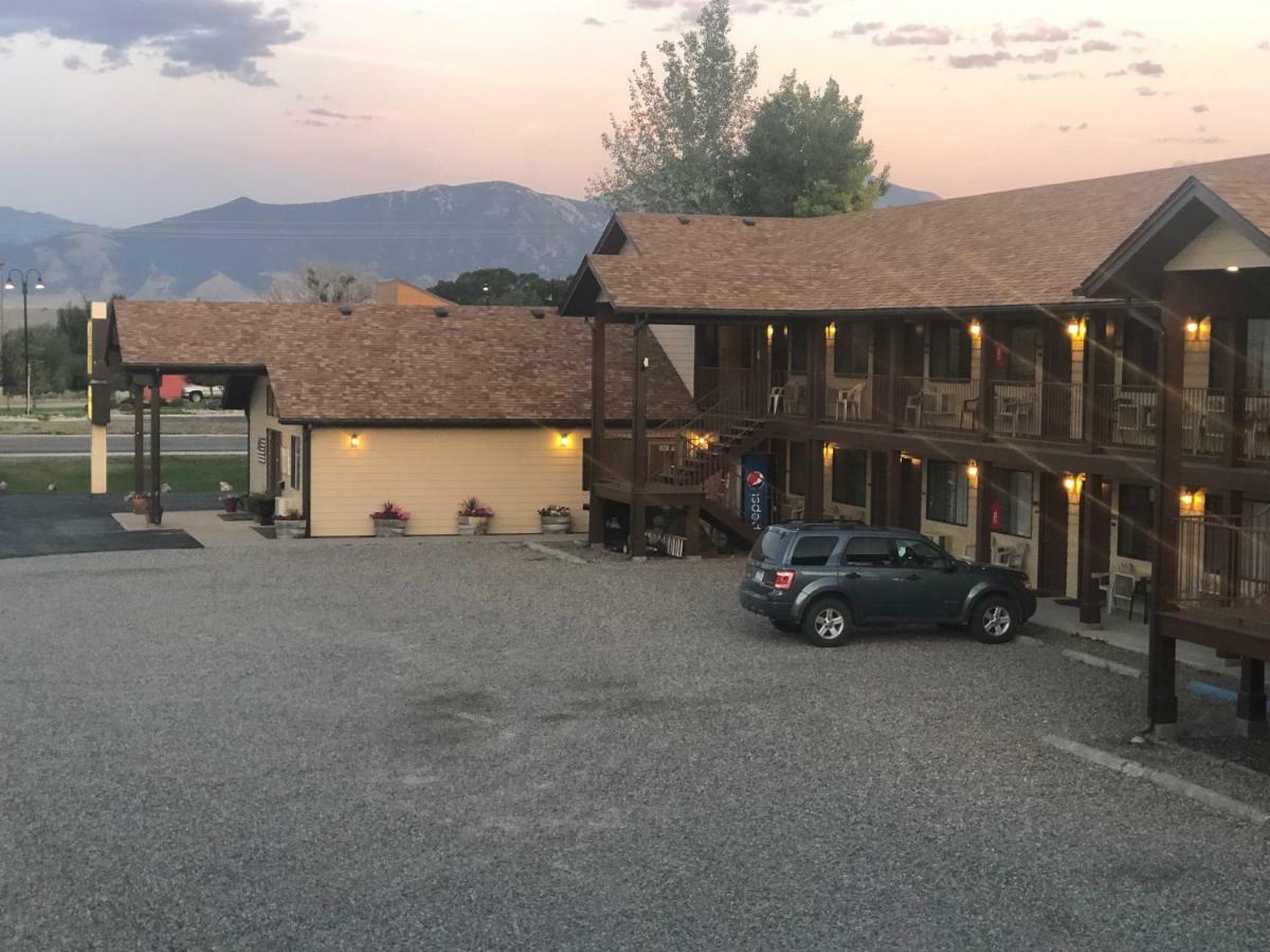 Red Bear Inn Ennis Dış mekan fotoğraf